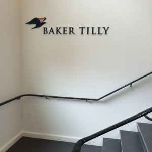 Baker Tilly facadeskilt lavet af www.skiltehus.dk