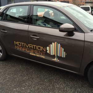 Bilreklame for Motivation Management lavet af skiltehus.dk