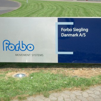 Firmaskilt ved indkørsel