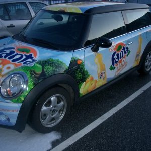 Bil pakket ind i folie. Reklame for Fanta