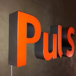 LED skilt med ordet Puls