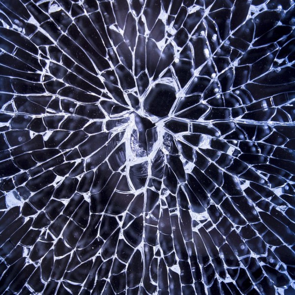 Knust glas holdes på plads af sikkerhedsfilm