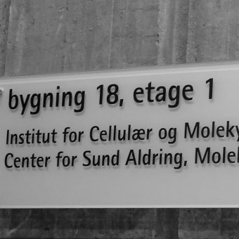 Skilt viser vej til afdeling