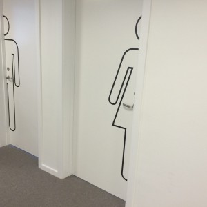 Folieillustration af toiletter lavet af skiltehus.dk