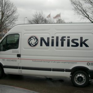 Arbejdsbil fra Nilfisk dekoreret af skiltehus.dk