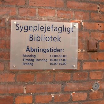 oversigtsskilt med åbningstider lavet af skiltehus.dk