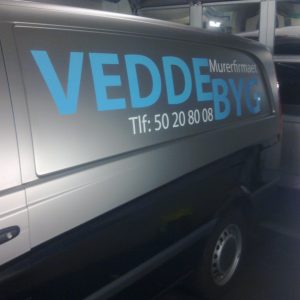 Arbejdesbil fra Murefirmaet Vedde Byg lavet af skiltehus.dk