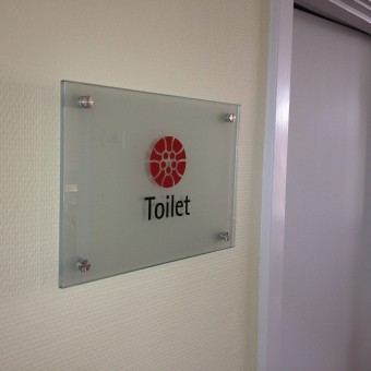 Skilt viser vej til toilet